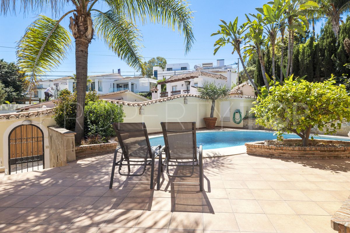 Villa for sale in Nueva Andalucia