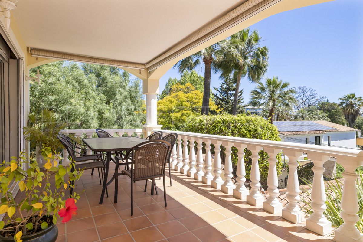 Villa for sale in Nueva Andalucia