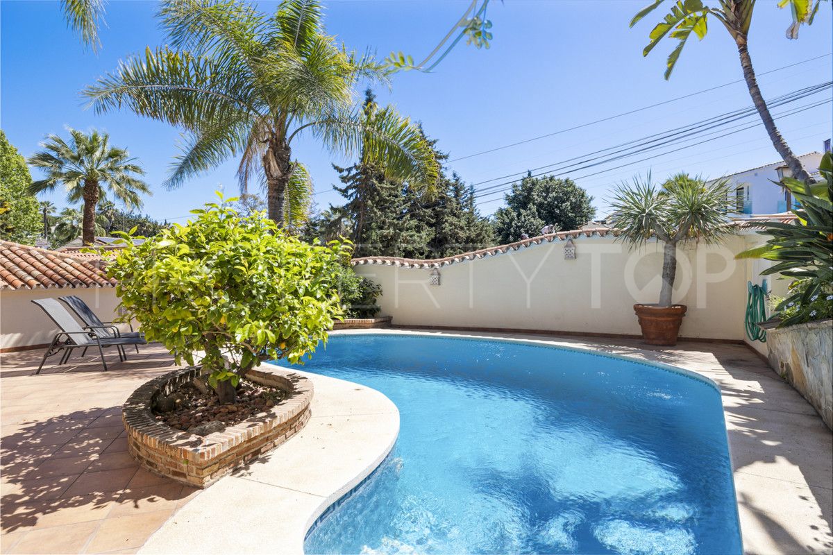 Villa for sale in Nueva Andalucia