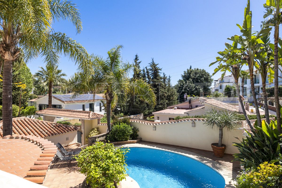 Villa for sale in Nueva Andalucia