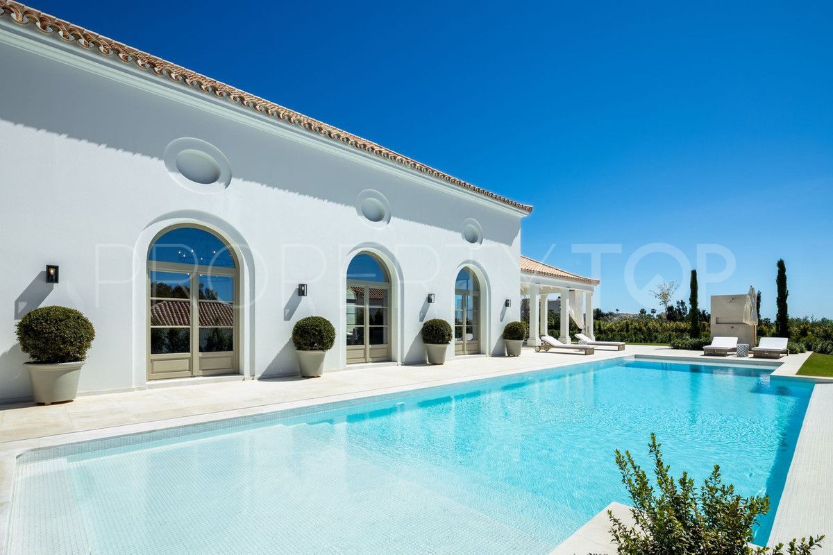 Se vende villa con 6 dormitorios en Nueva Andalucia