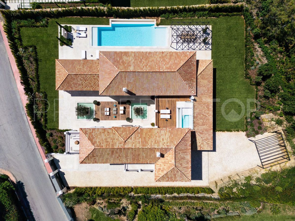 Se vende villa con 6 dormitorios en Nueva Andalucia