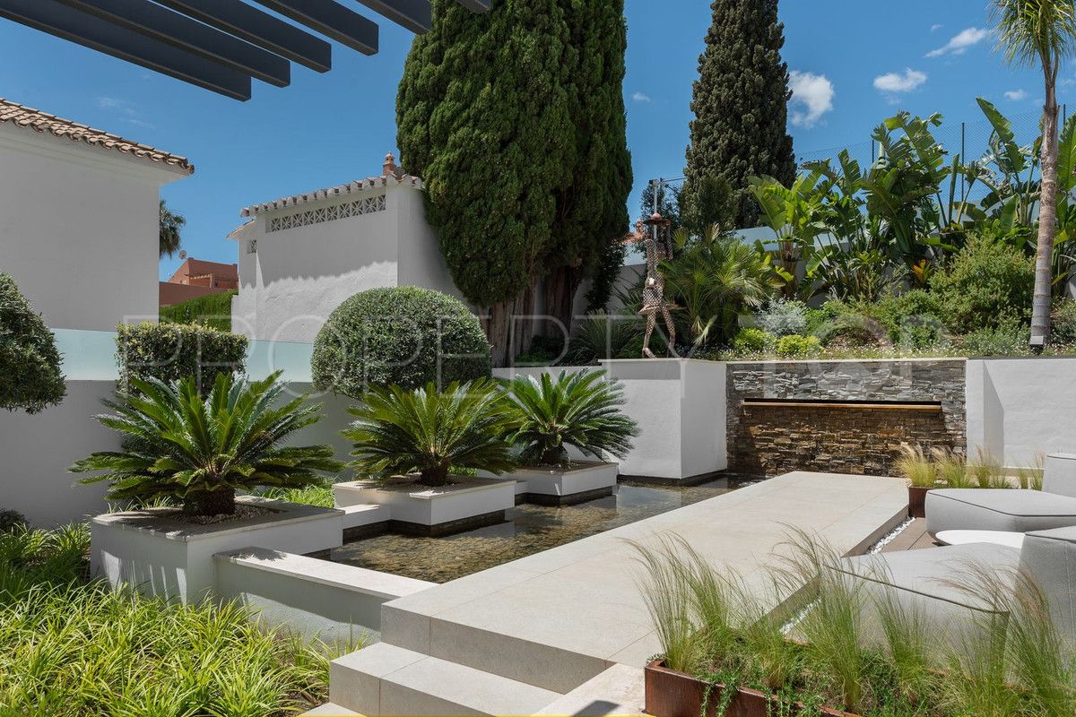 Buy villa in Nueva Andalucia with 5 bedrooms