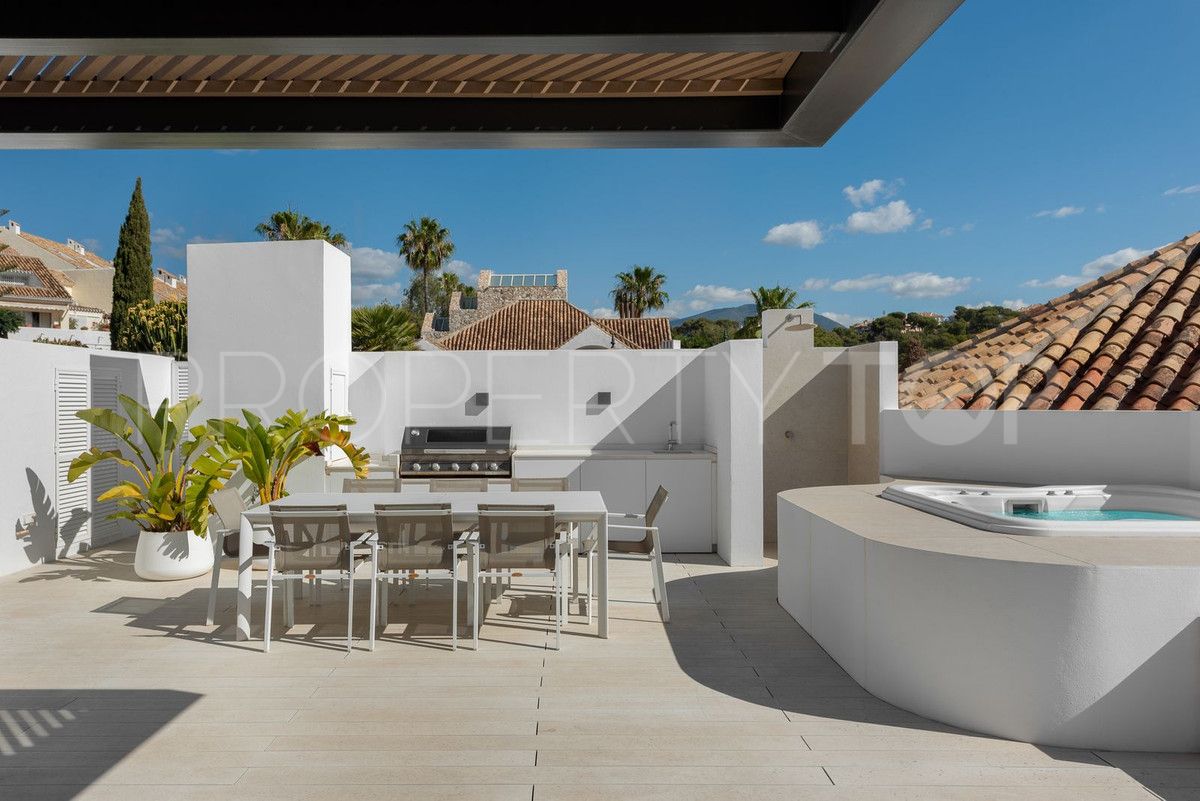 Buy villa in Nueva Andalucia with 5 bedrooms