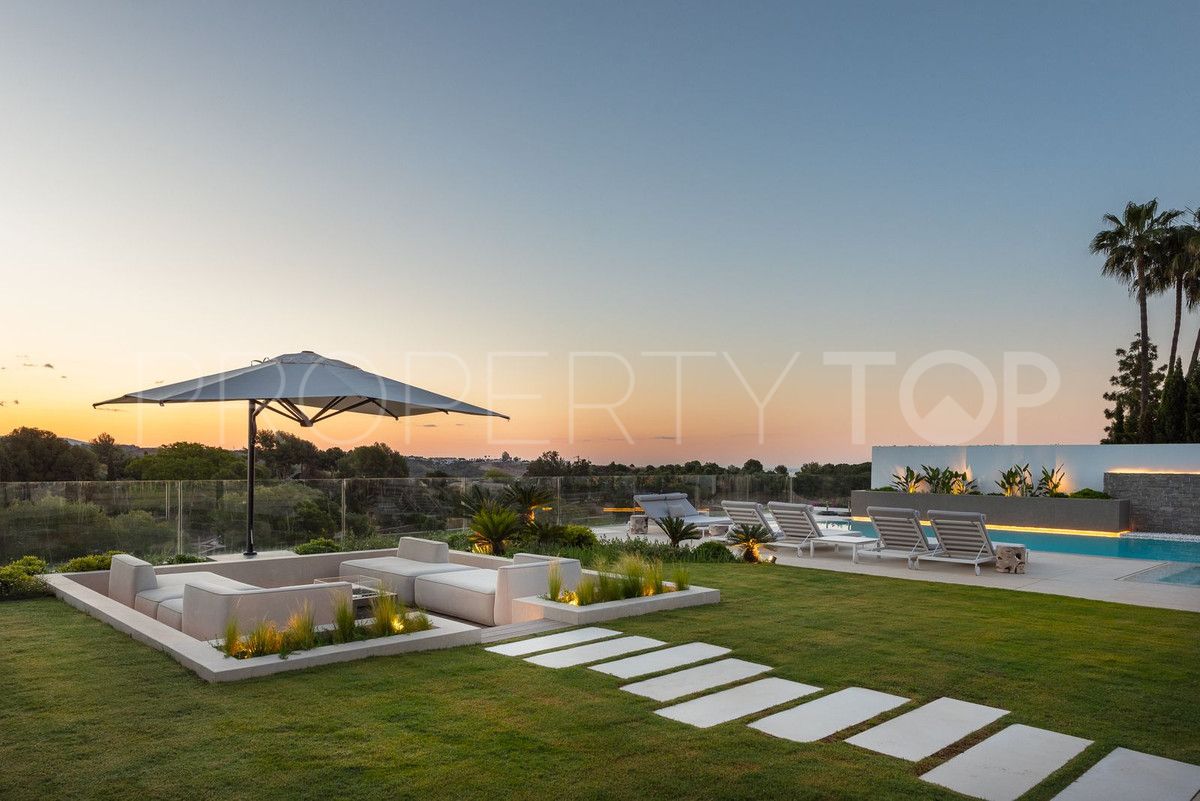 Buy villa in Nueva Andalucia with 5 bedrooms