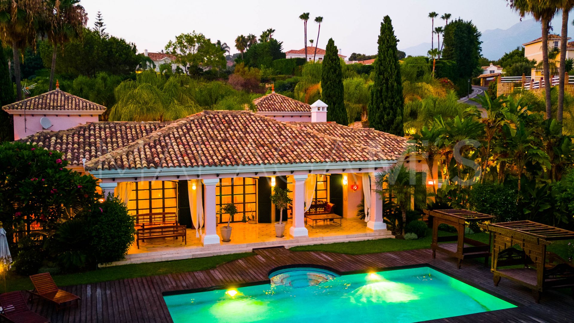 Villa for sale in Nueva Andalucia