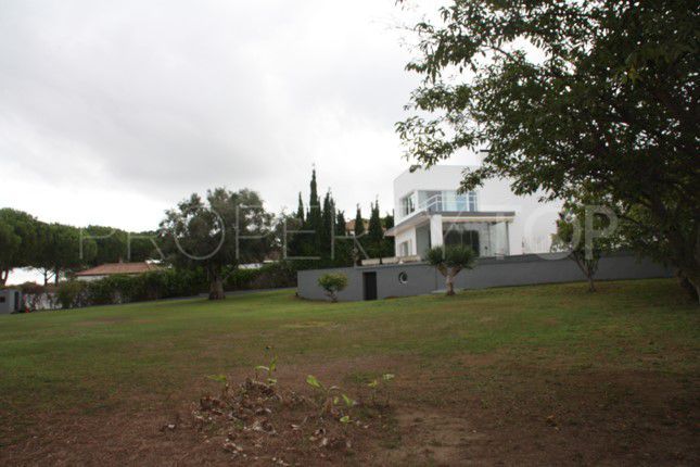 Buy villa in Sotogrande Alto