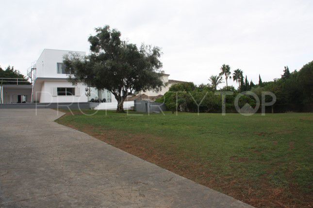 Buy villa in Sotogrande Alto