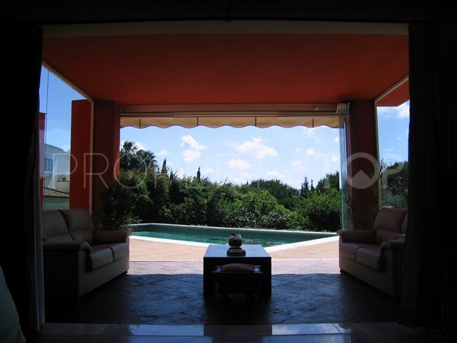 Buy villa in Sotogrande Alto