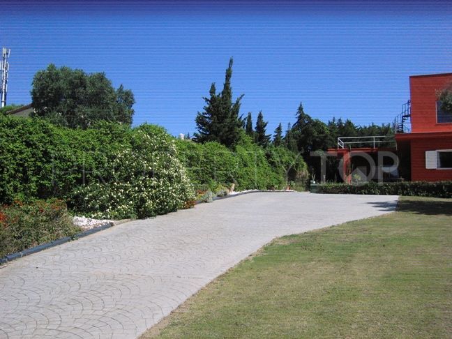 Buy villa in Sotogrande Alto