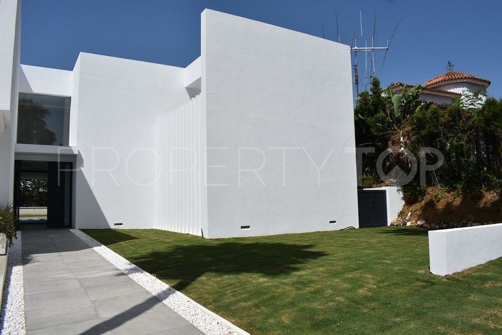 For sale villa with 4 bedrooms in Sotogrande Alto