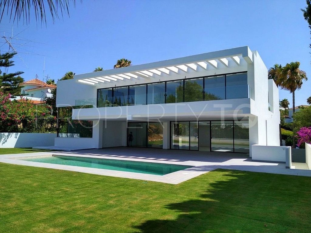 For sale villa with 4 bedrooms in Sotogrande Alto