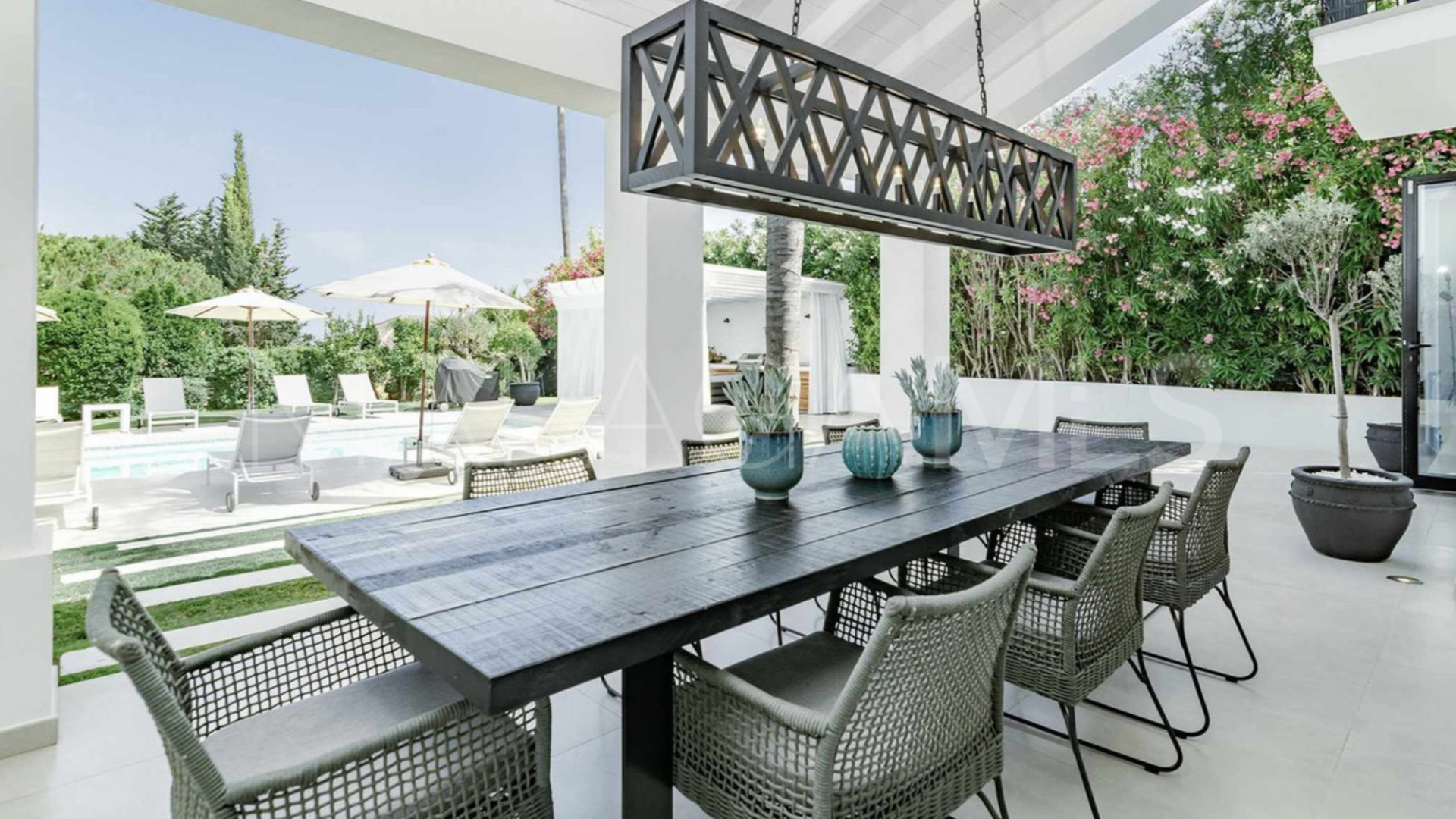 Villa for sale in Nueva Andalucia
