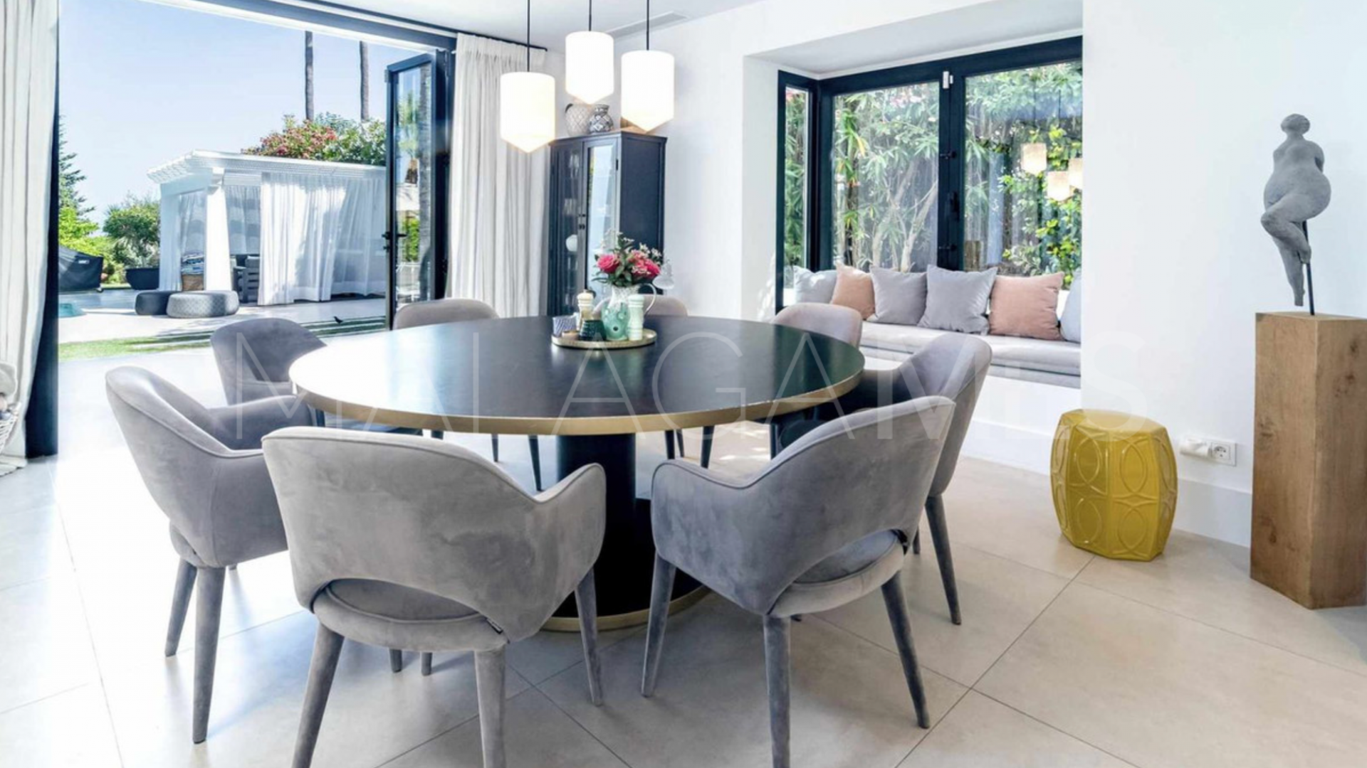 Villa for sale in Nueva Andalucia