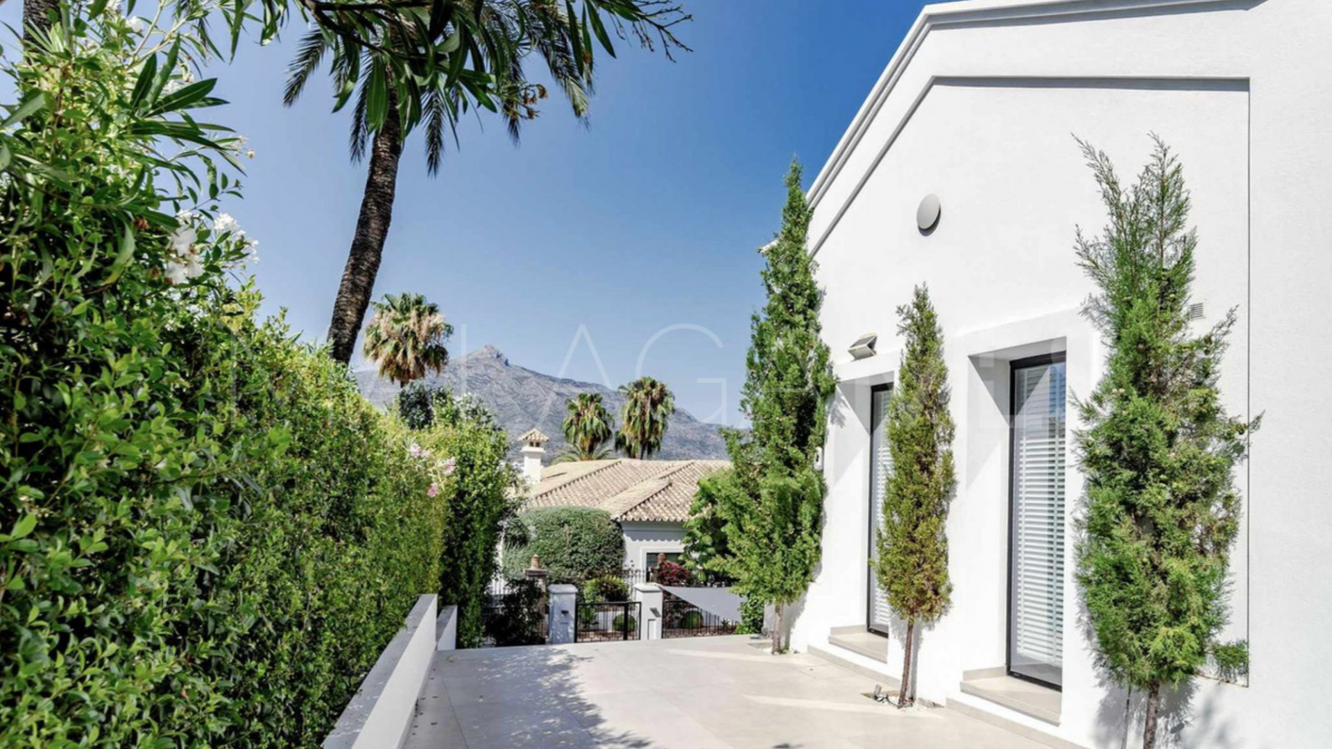 Villa for sale in Nueva Andalucia