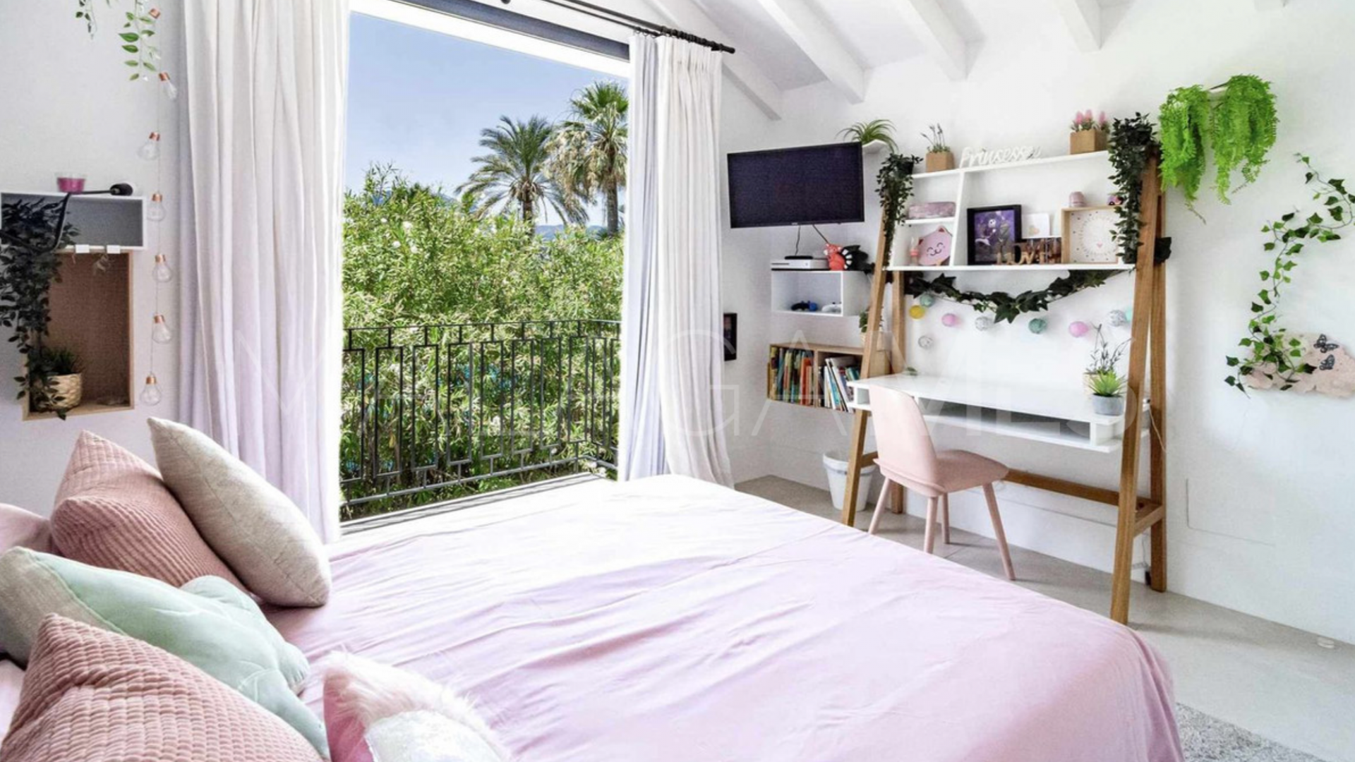 Villa for sale in Nueva Andalucia