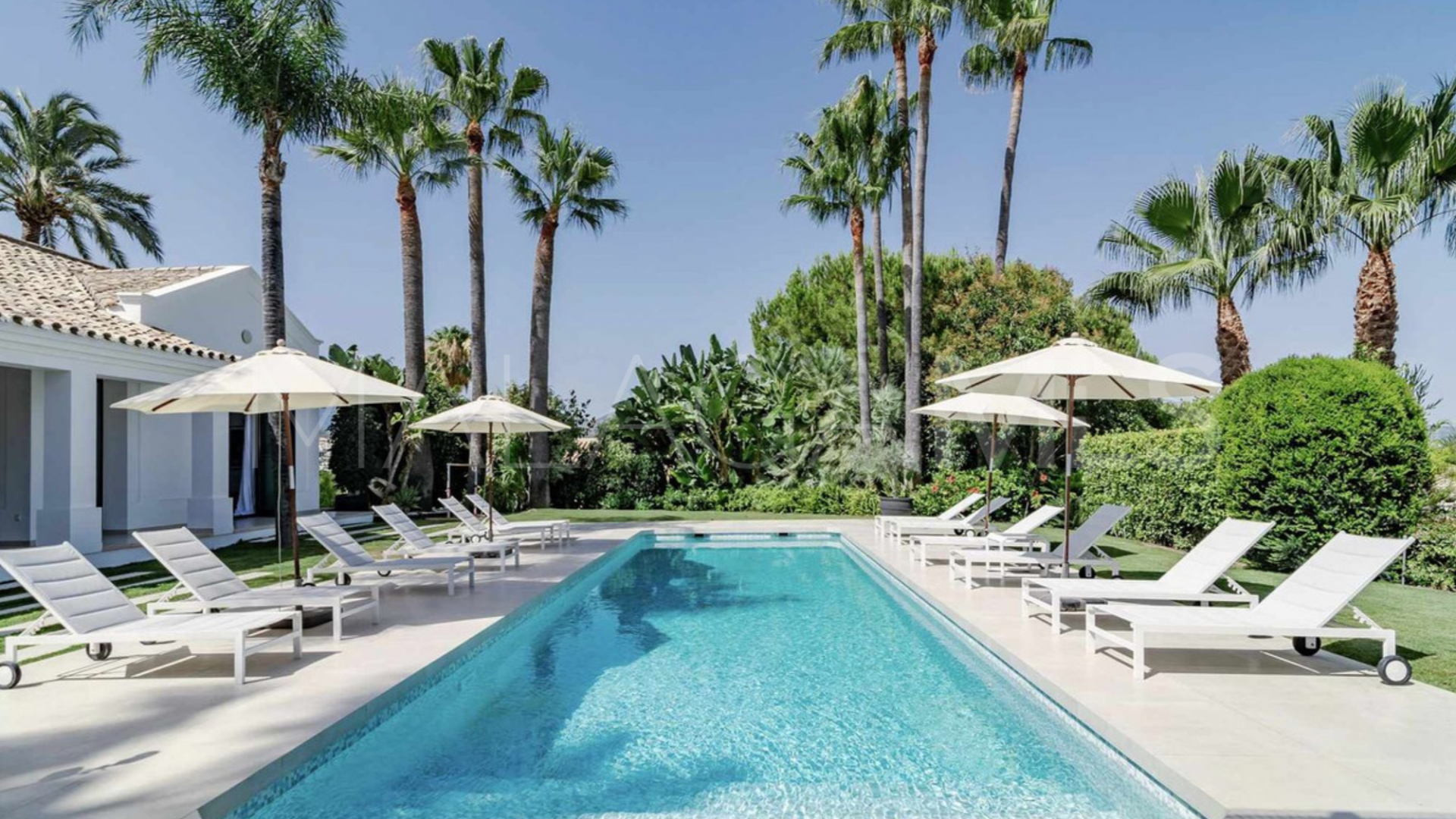 Villa for sale in Nueva Andalucia