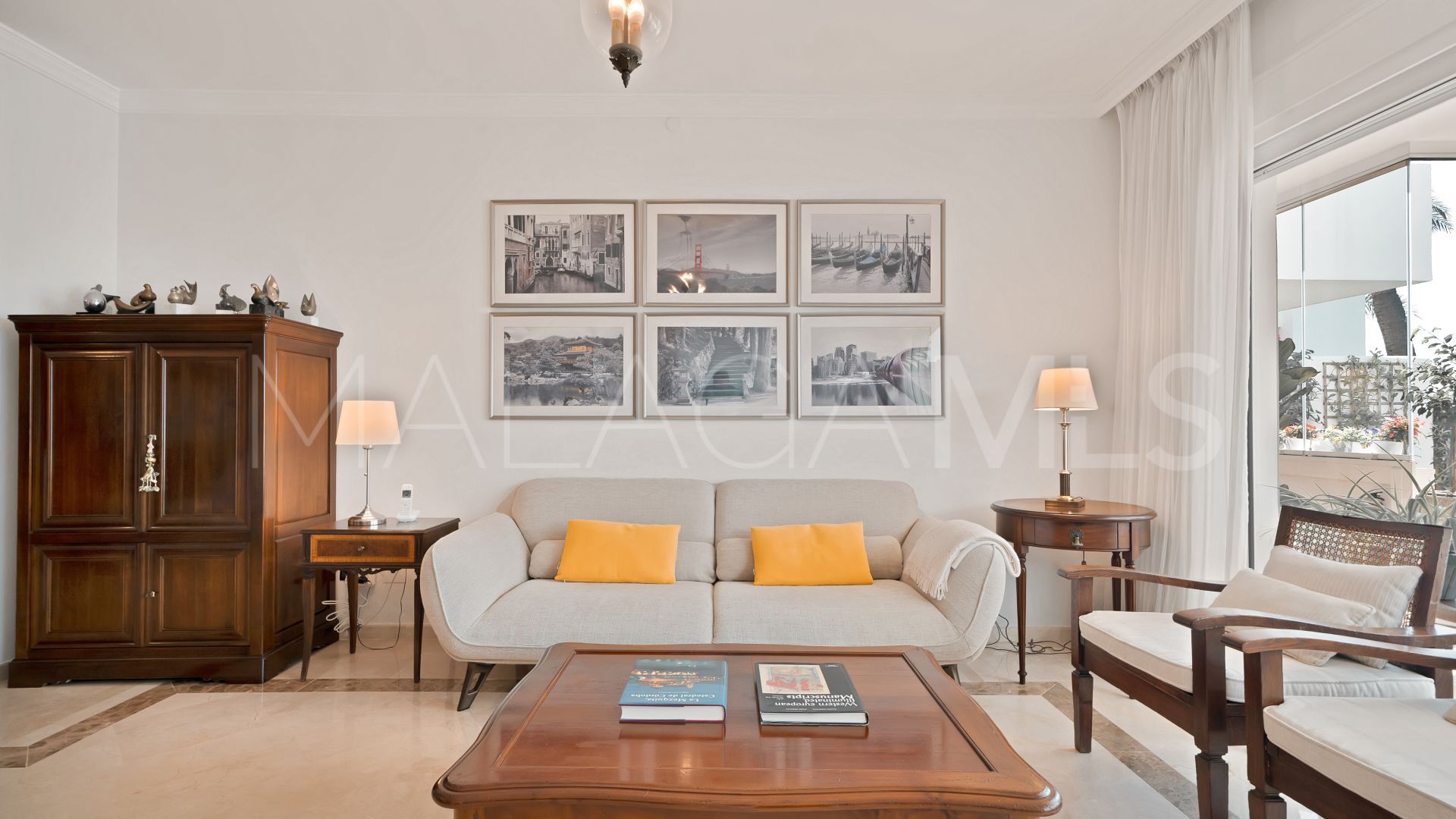 Ground floor apartment with 2 bedrooms for sale in Los Monteros Palm Beach