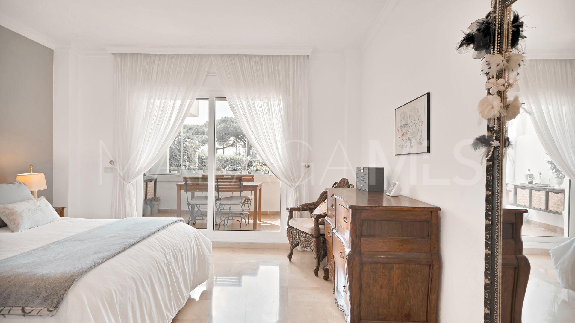 Ground floor apartment with 2 bedrooms for sale in Los Monteros Palm Beach