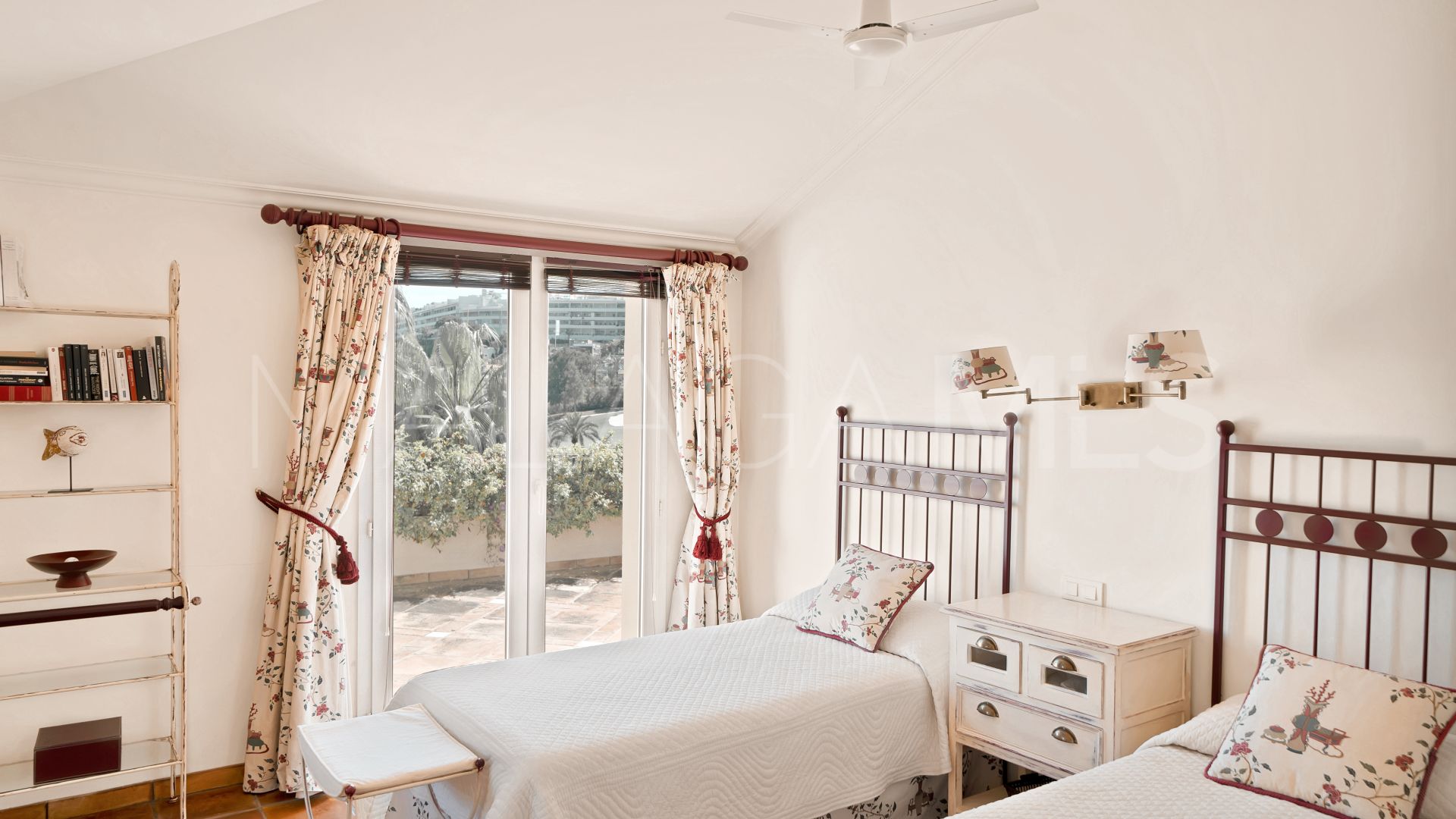 Buy atico duplex de 3 bedrooms in Las Alamandas