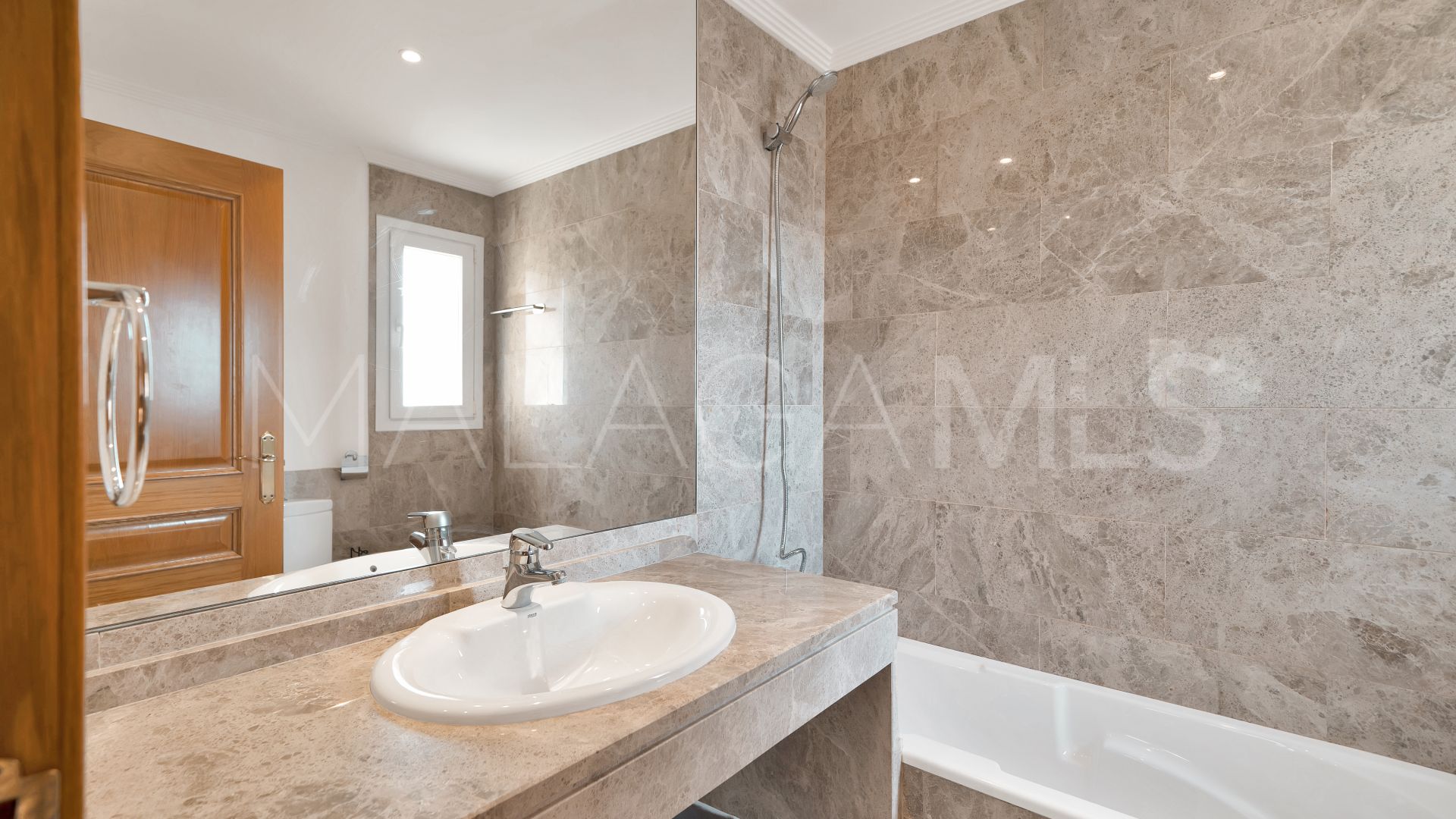 Pareado for sale in Santa Clara with 3 bedrooms