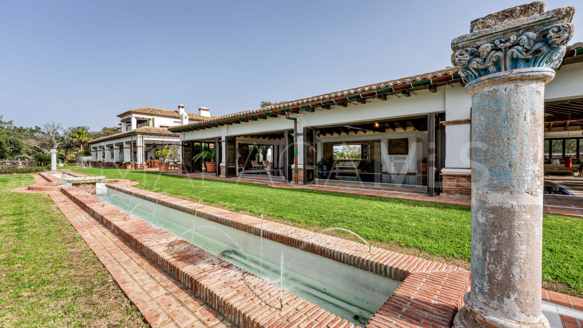 Se vende villa with 7 bedrooms in La Mairena