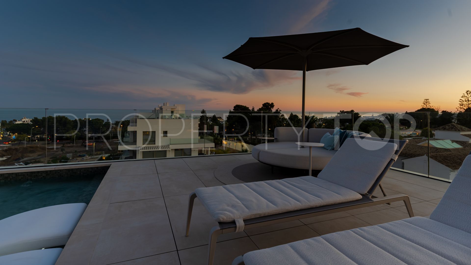 For sale 4 bedrooms duplex penthouse in Benalús