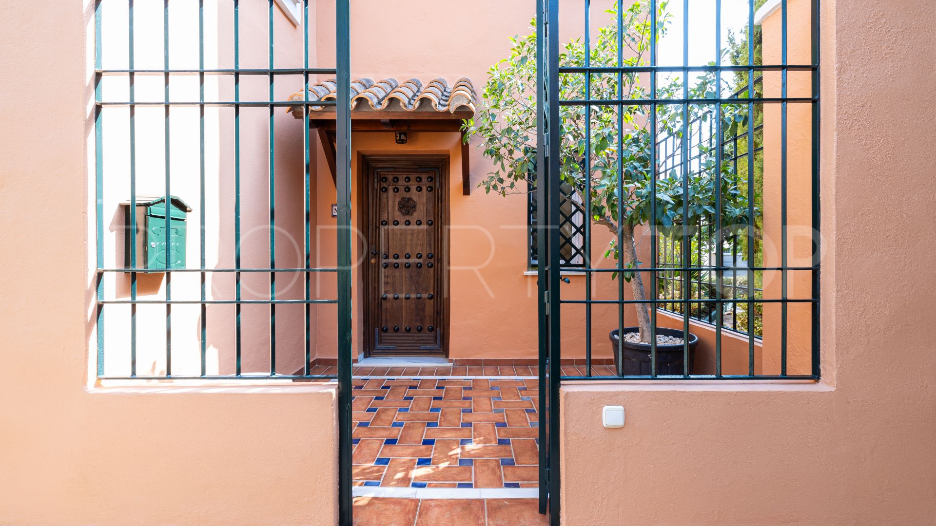 Town house for sale in Nueva Andalucia with 4 bedrooms