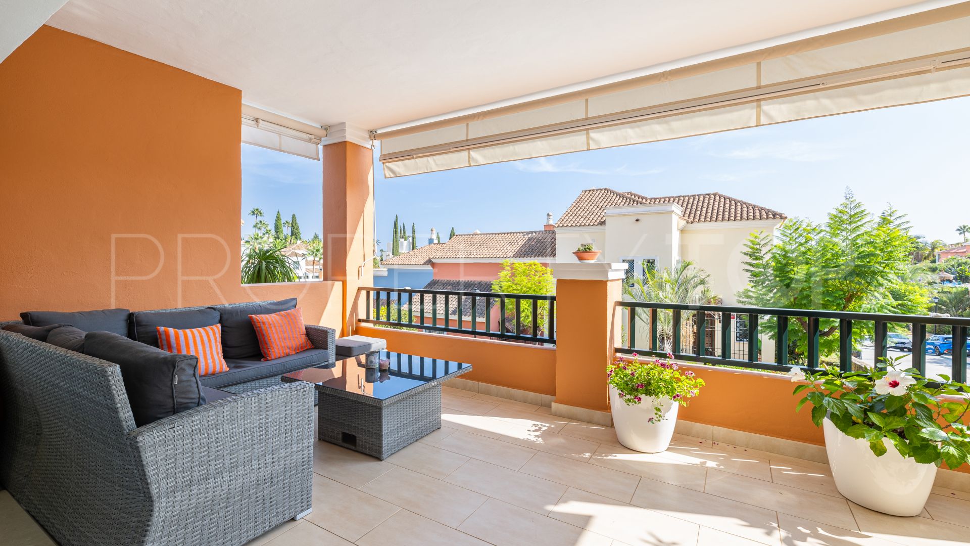 Town house for sale in Nueva Andalucia with 4 bedrooms