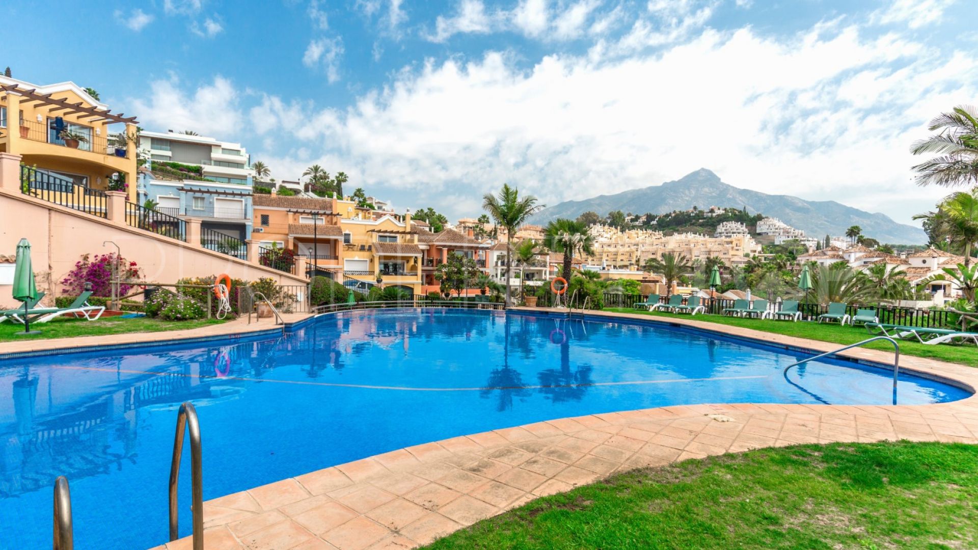 Town house for sale in Nueva Andalucia with 4 bedrooms