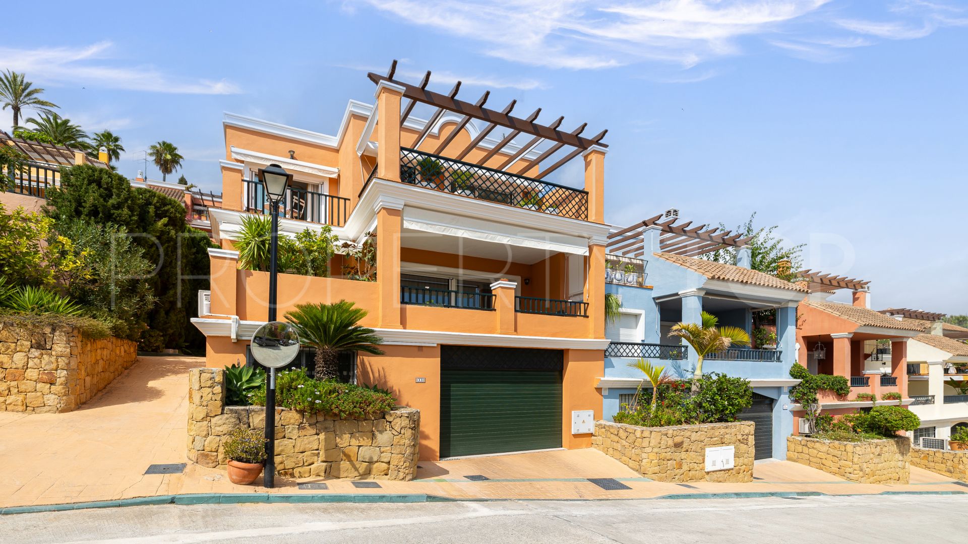 Town house for sale in Nueva Andalucia with 4 bedrooms