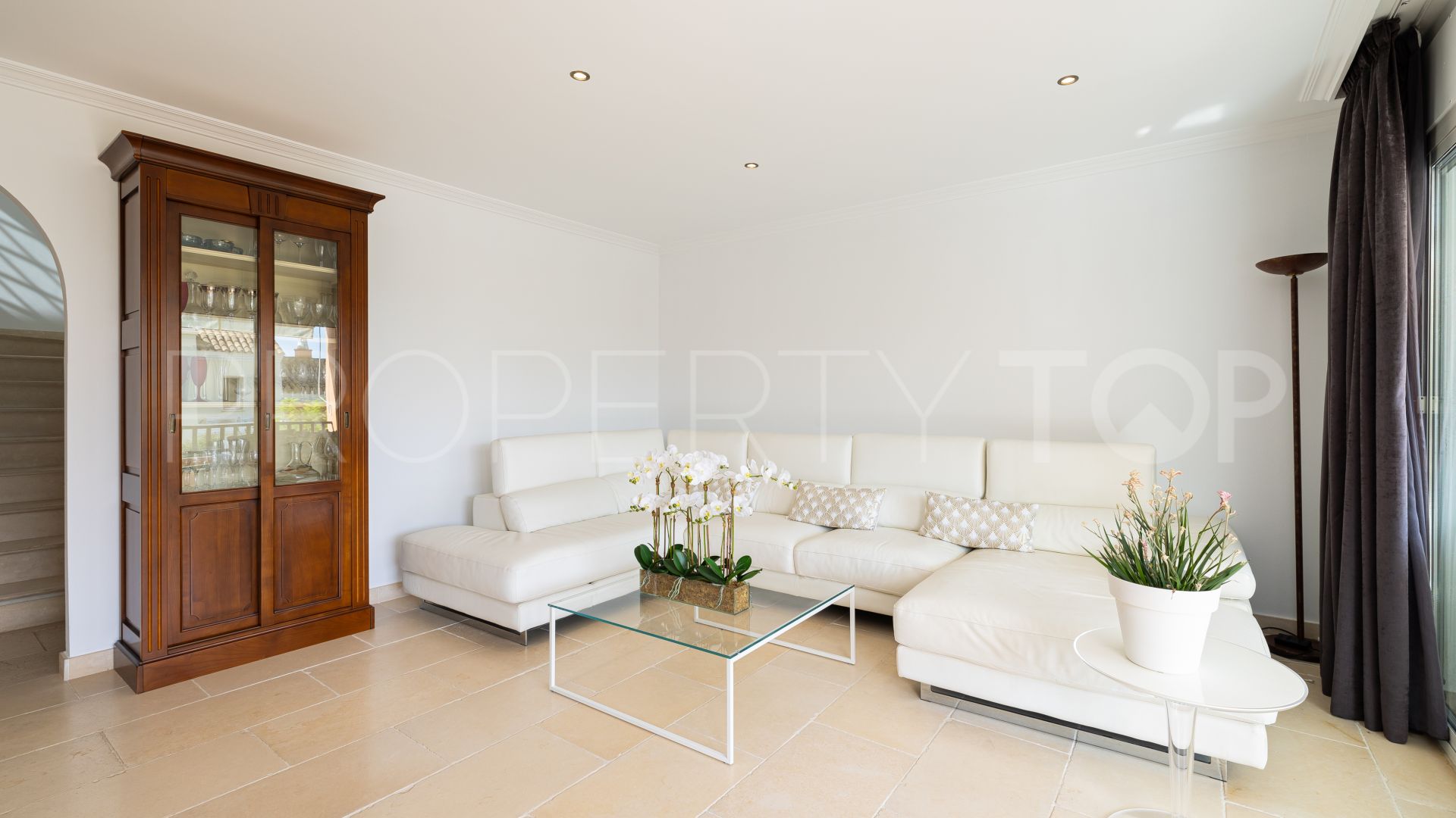 Town house for sale in Nueva Andalucia with 4 bedrooms