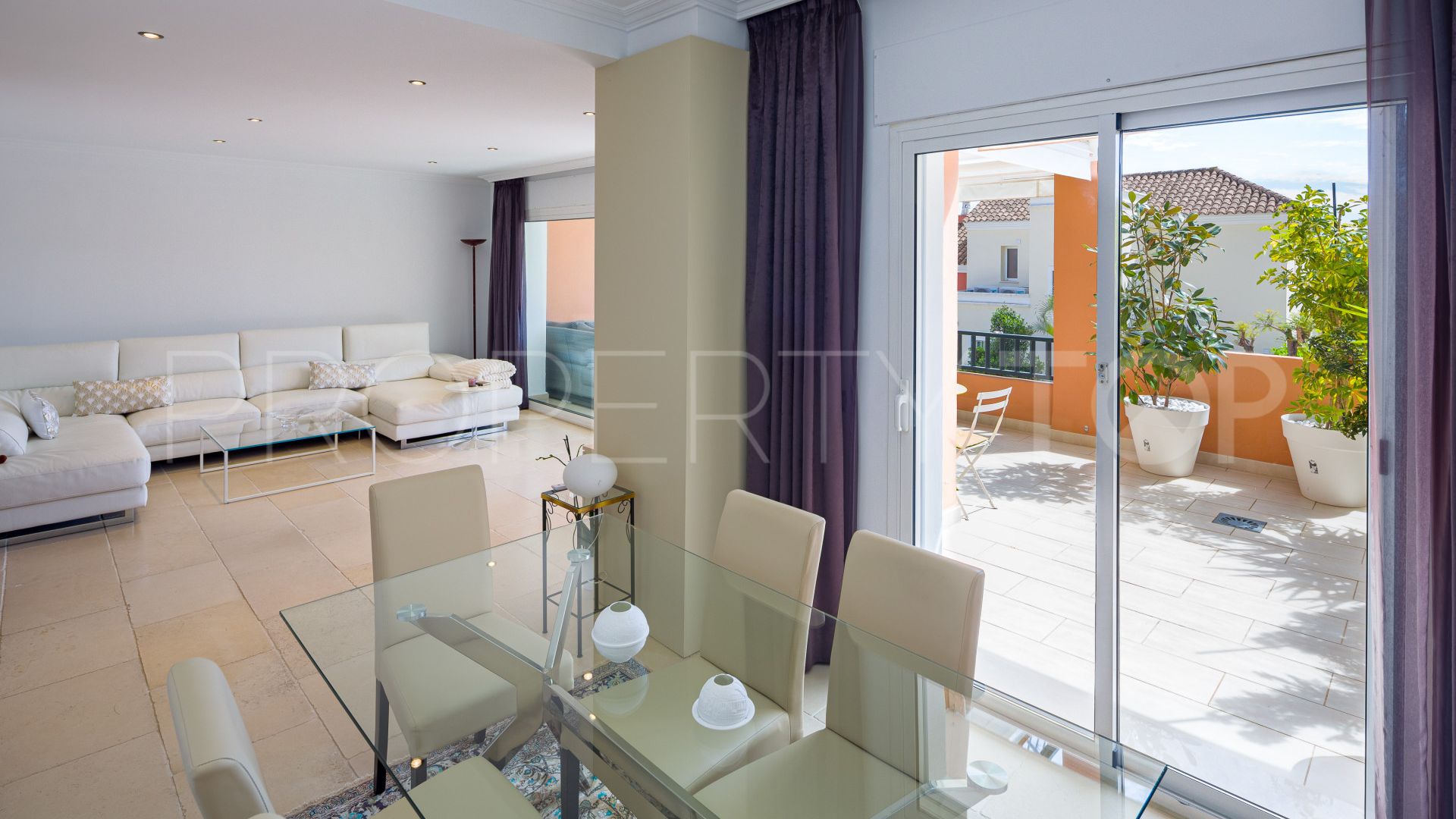 Town house for sale in Nueva Andalucia with 4 bedrooms