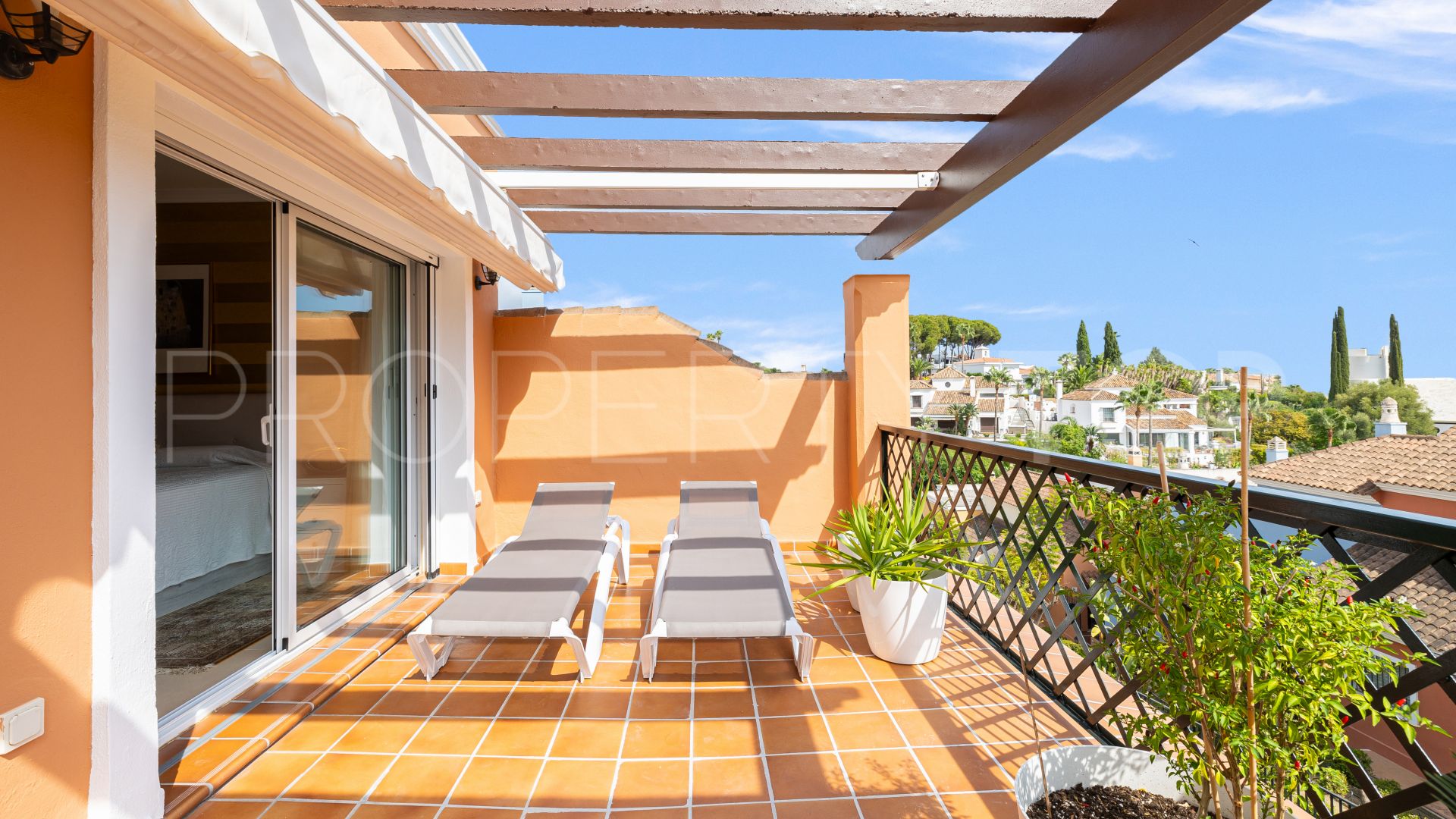 Town house for sale in Nueva Andalucia with 4 bedrooms