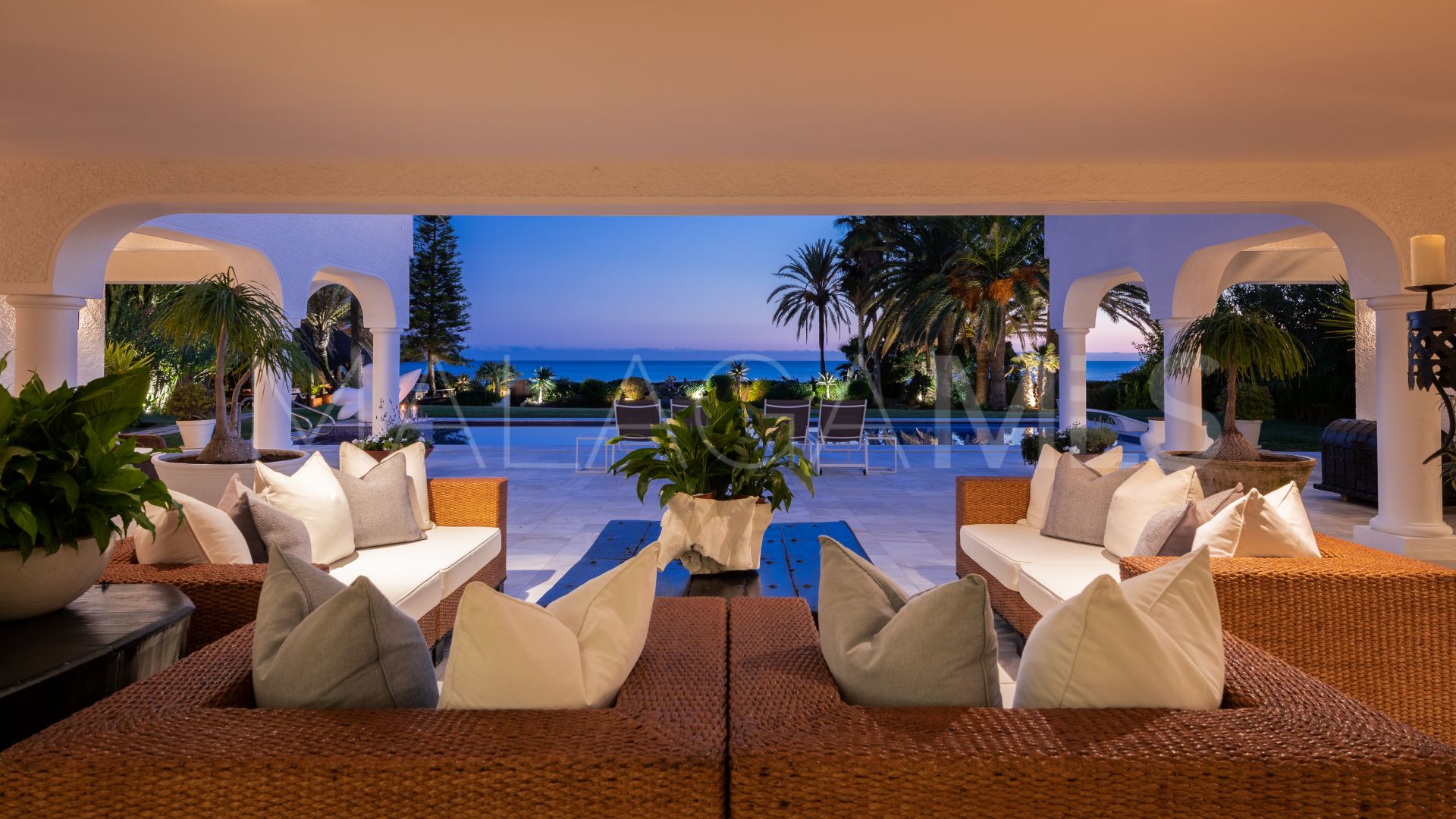 Villa for sale in Los Monteros Playa