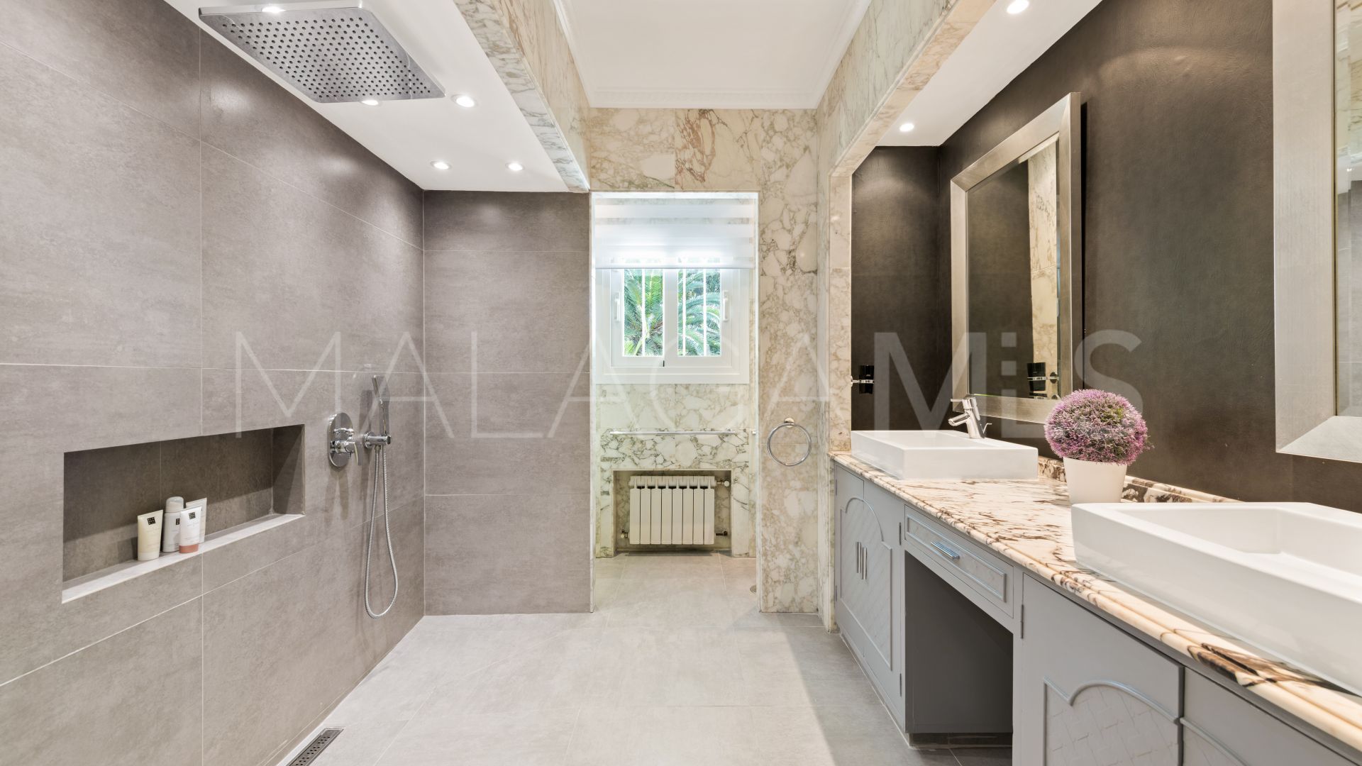 Villa for sale in Los Monteros Playa