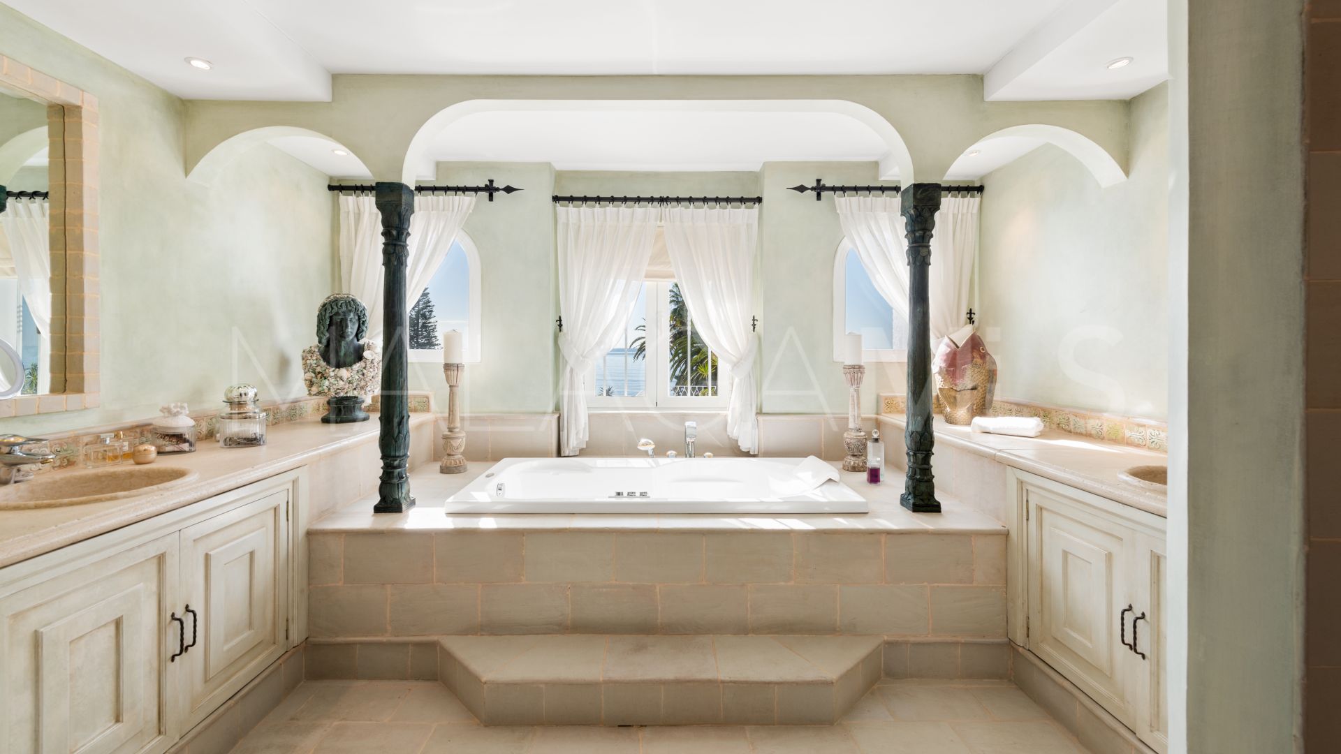 Villa for sale in Los Monteros Playa