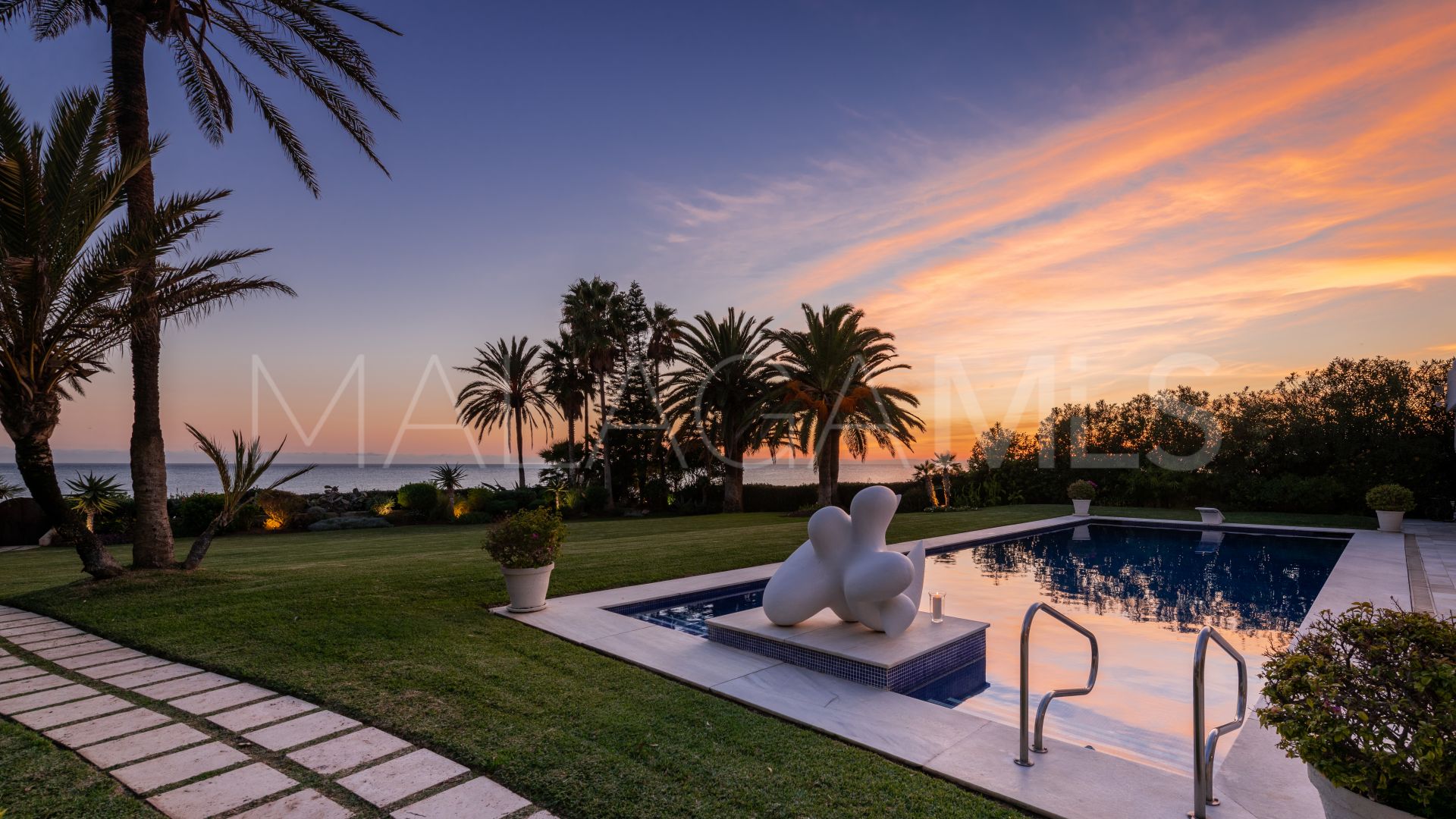 Villa for sale in Los Monteros Playa