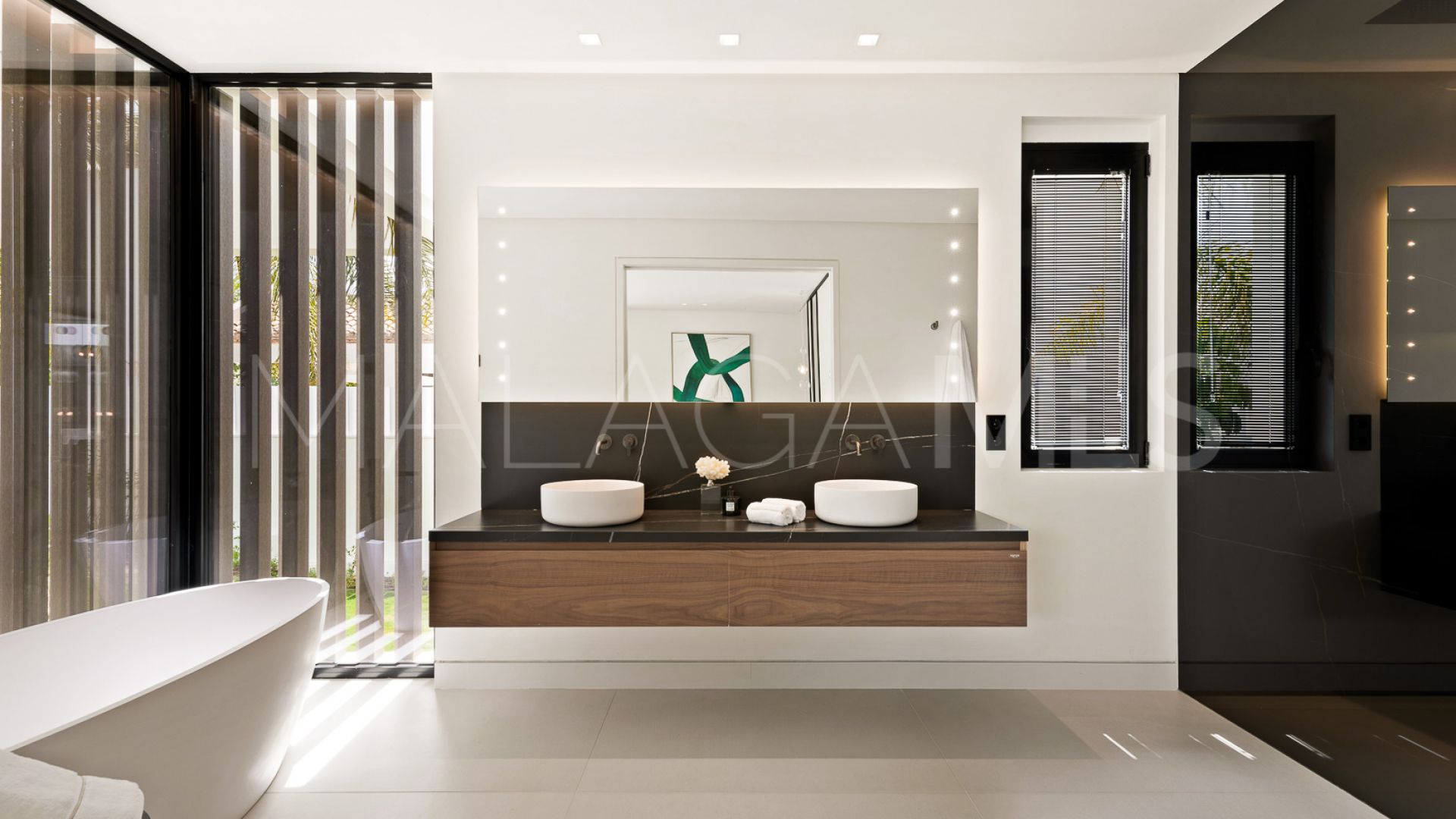 Buy villa in Nueva Andalucia
