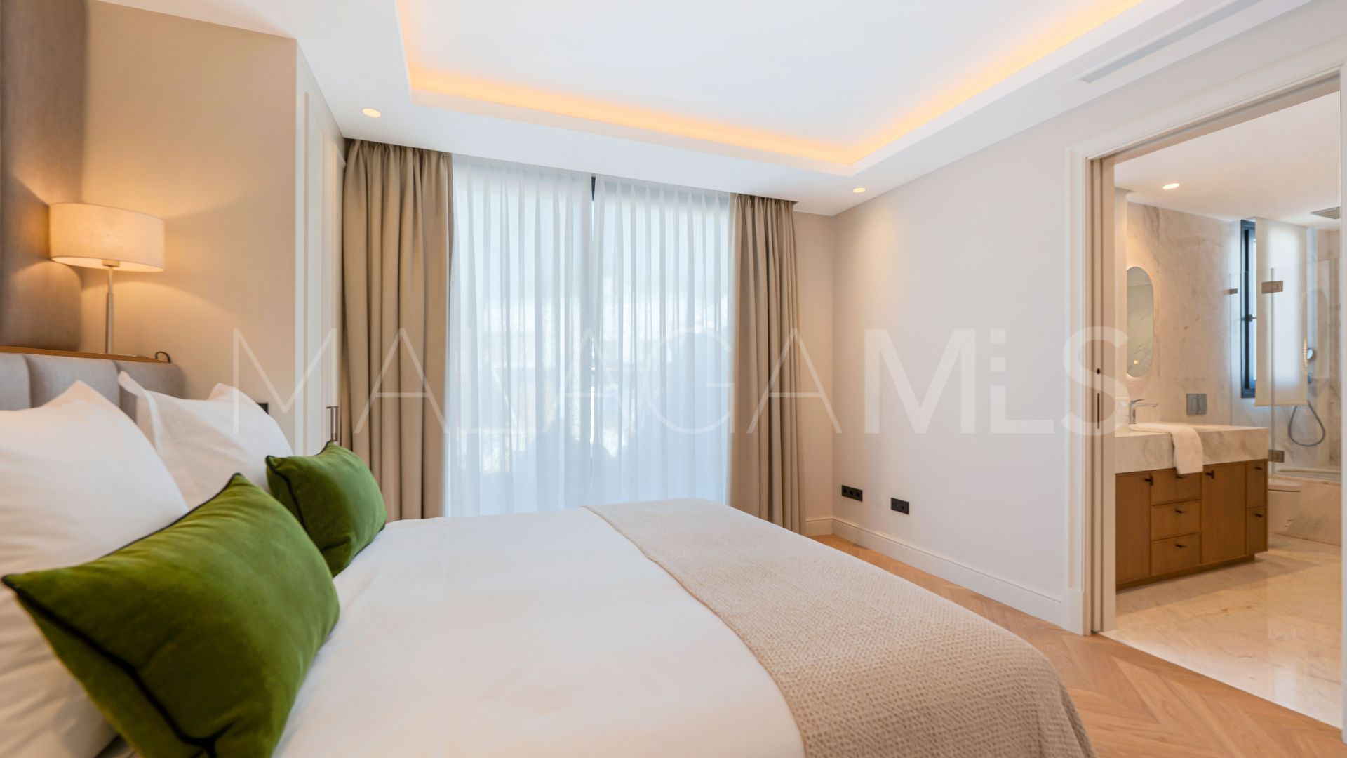 Villa for sale in Elviria
