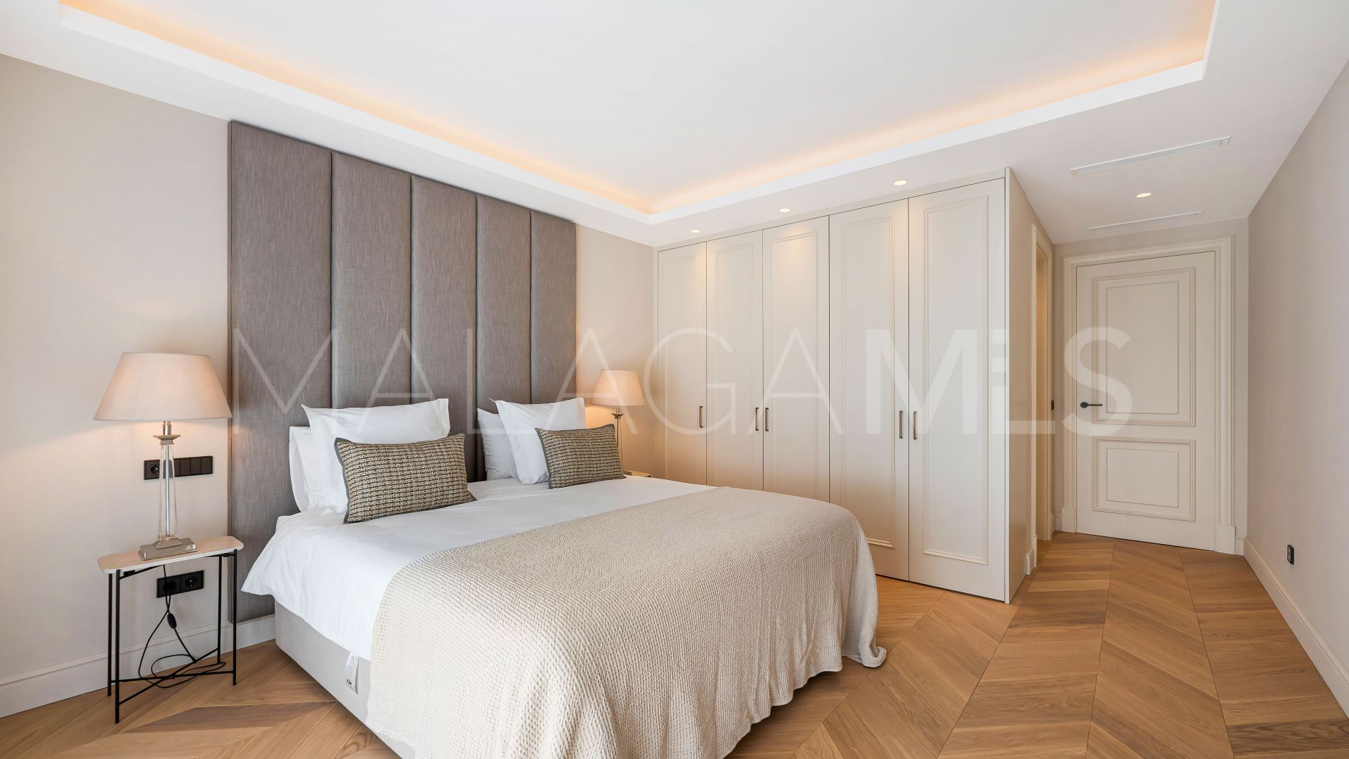 Villa for sale in Elviria