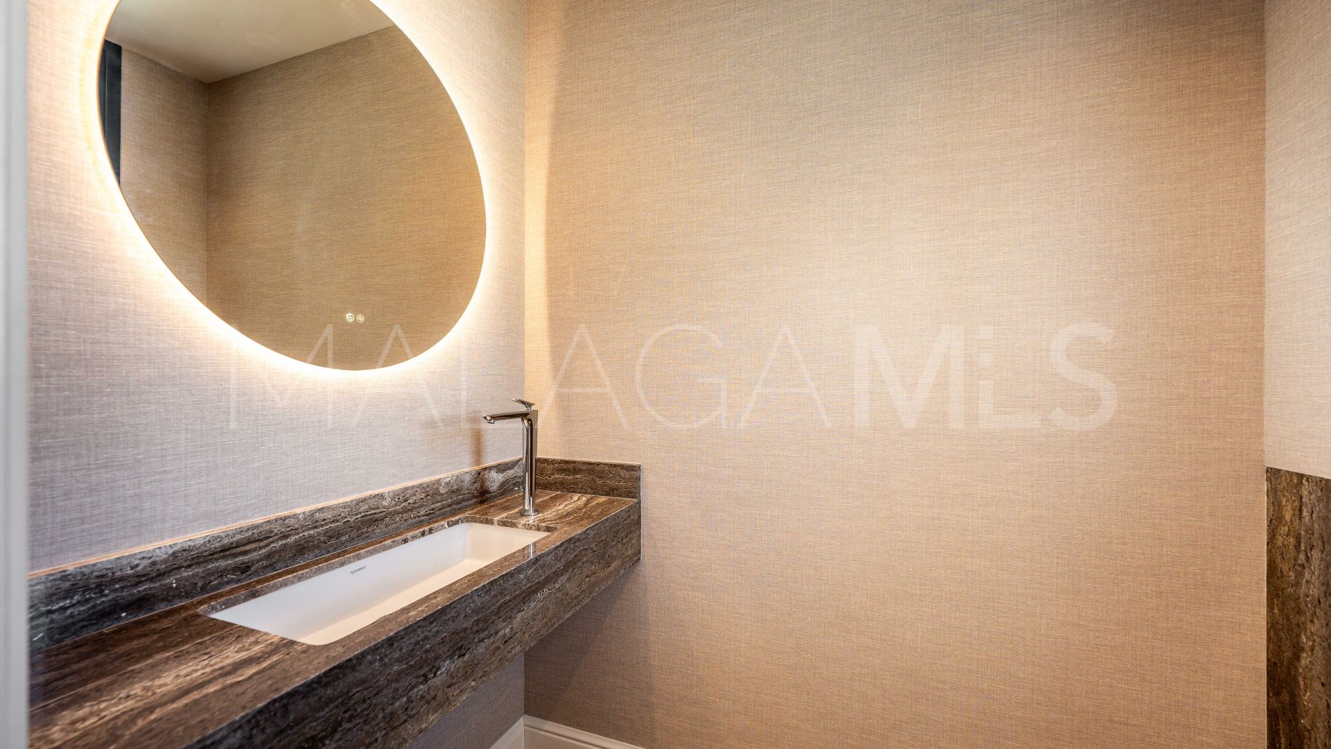 Villa for sale in Elviria
