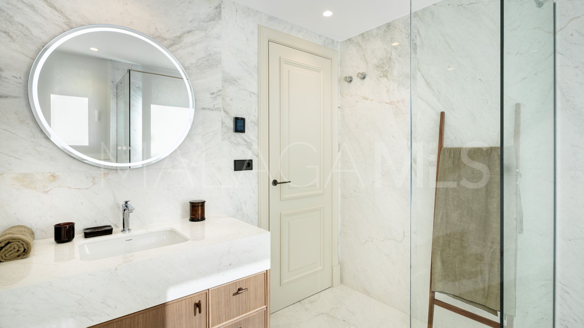 Villa for sale in Elviria