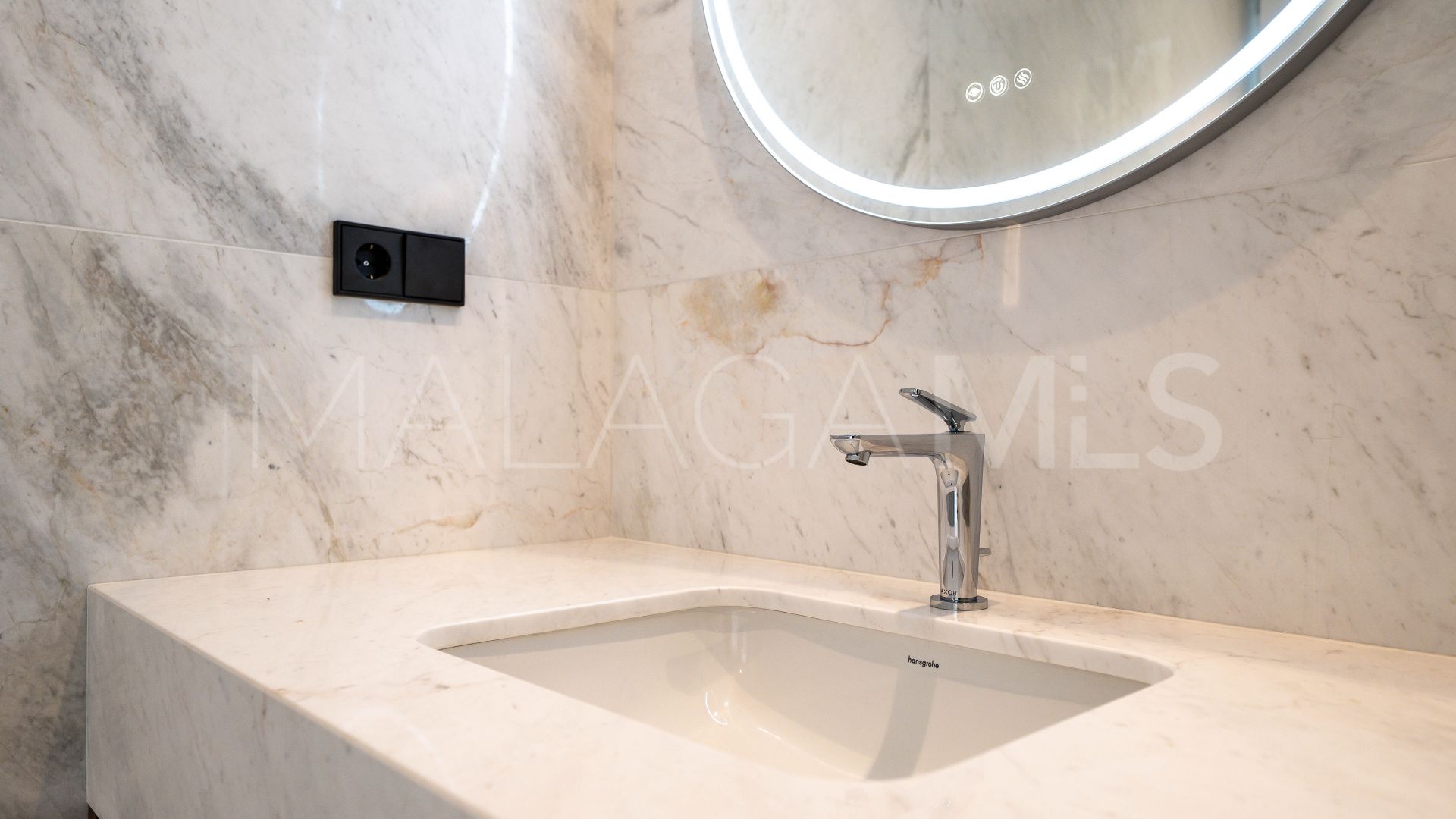 Villa for sale in Elviria