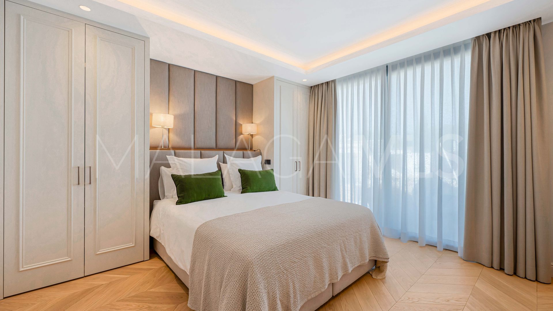 Villa for sale in Elviria