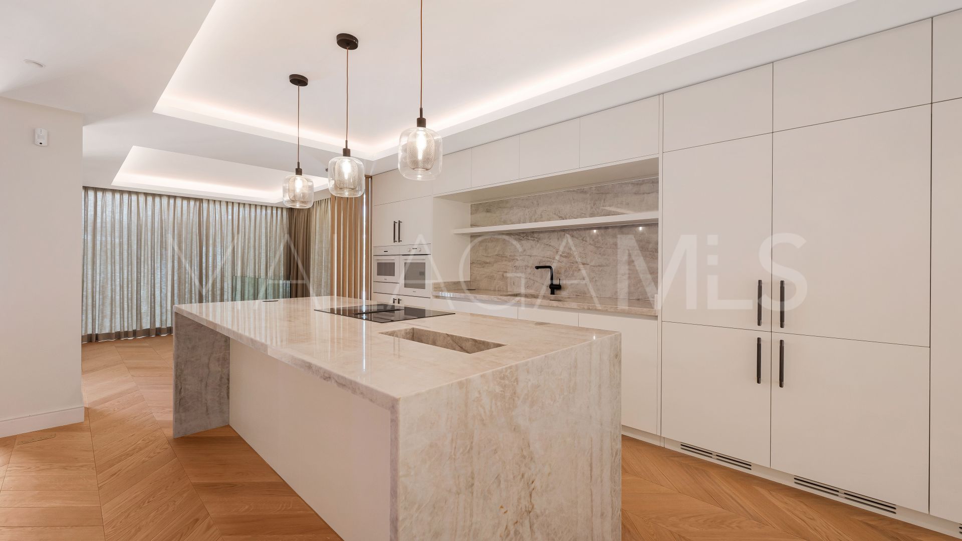Villa for sale in Elviria