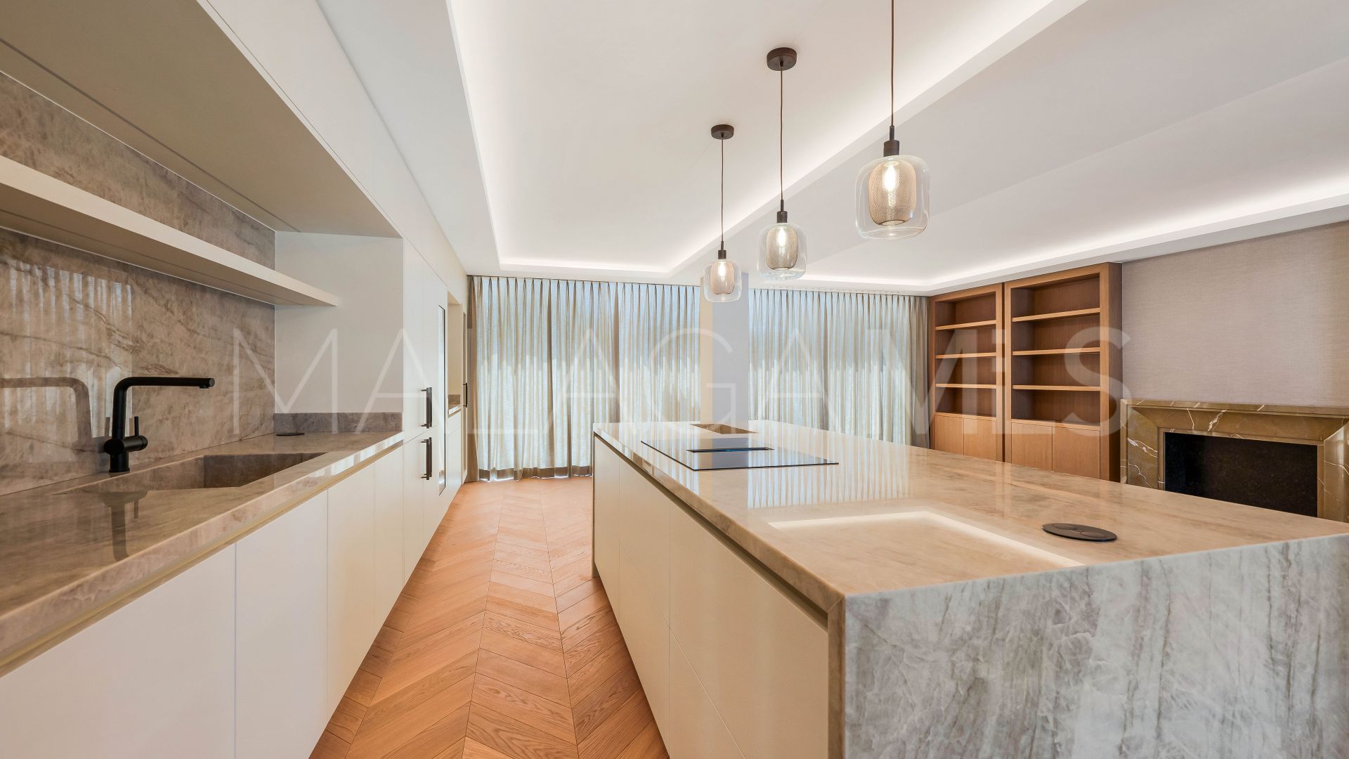 Villa for sale in Elviria