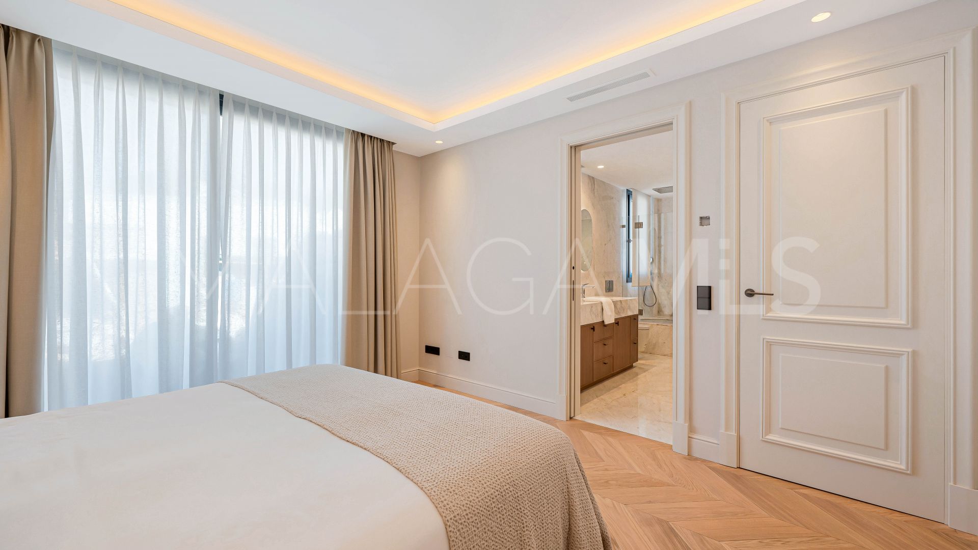 Villa for sale in Elviria