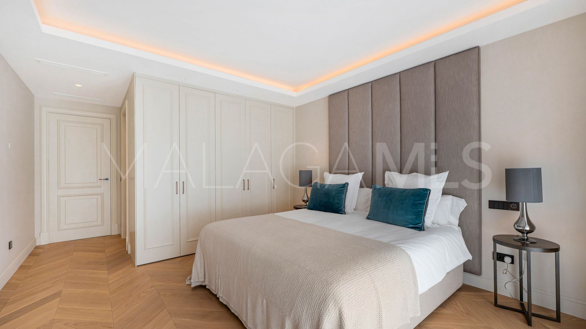 Villa for sale in Elviria