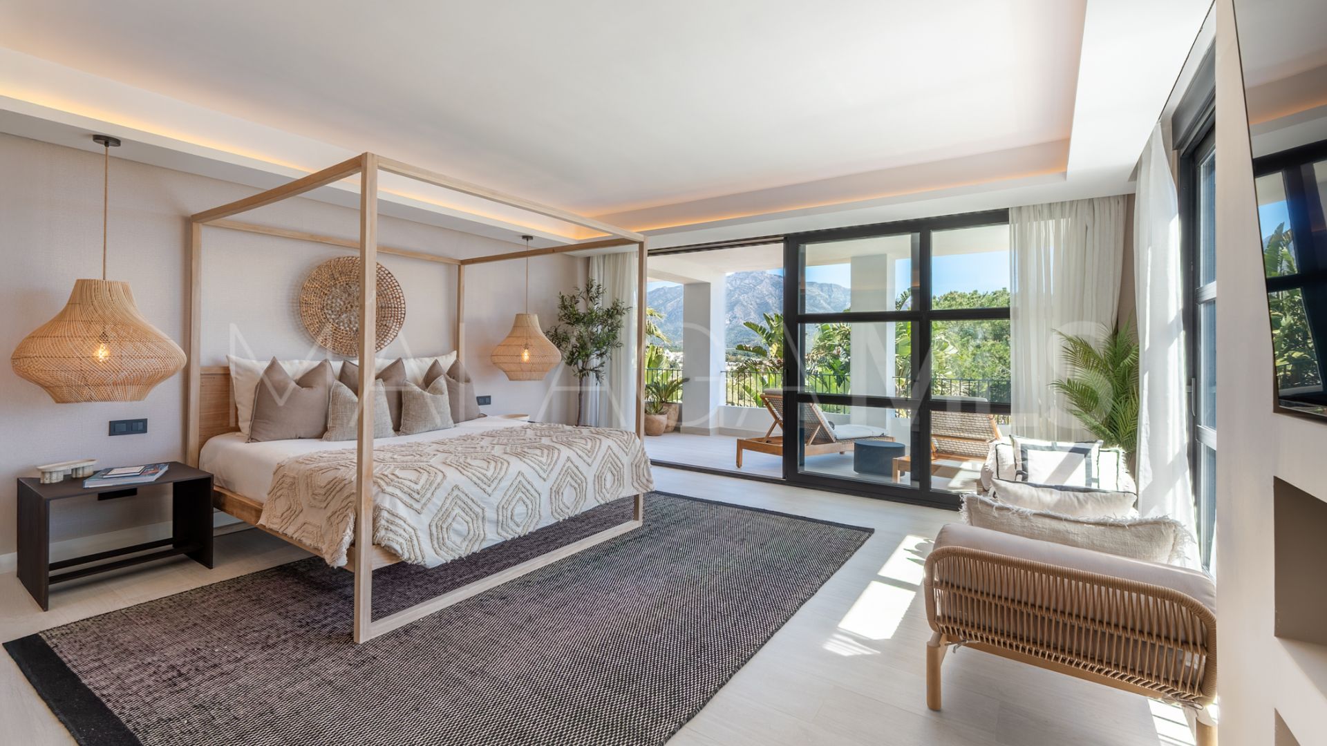 Villa for sale in Nueva Andalucia